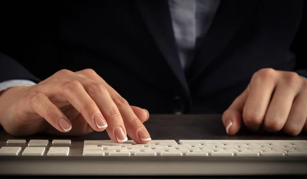 Vrouw typen op toetsenbord — Stockfoto