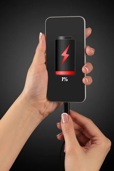Ruční nabíjení telefon s nízkou kapacitu baterie — Stock fotografie