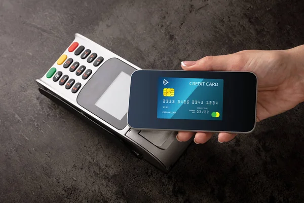 Transaction effectuée avec une carte de crédit mobile — Photo