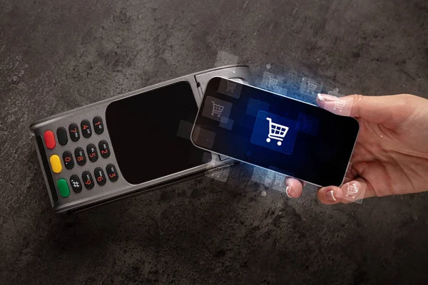 Hand winkelen met mobiele telefoon — Stockfoto