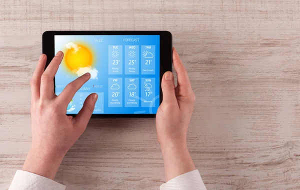 Wetter von Hand auf Tablet prüfen — Stockfoto