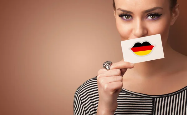 Persona titular de la tarjeta de bandera de Alemania — Foto de Stock