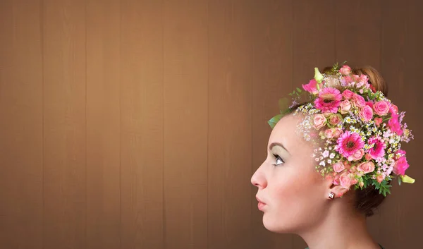 Bloeiende kop met kleurrijke bloemen — Stockfoto