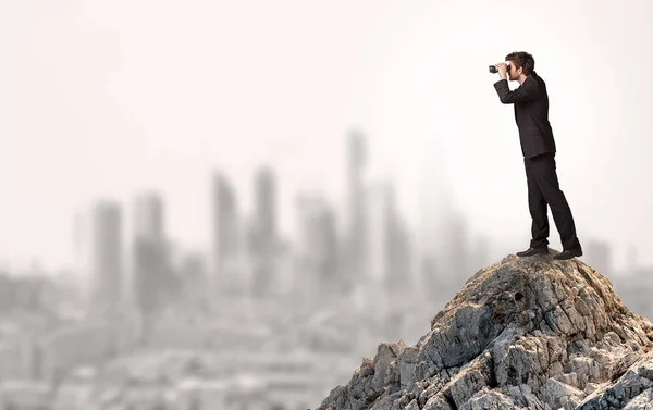 Persona de negocios mirando a la ciudad desde la distancia — Foto de Stock