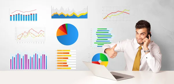 Empresário sentado à mesa com relatórios e gráficos — Fotografia de Stock