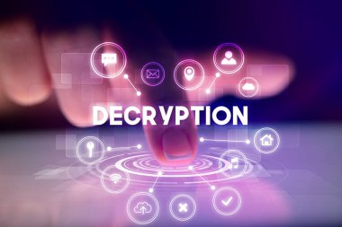 Web teknolojisi simgeleriyle tablete dokunmak