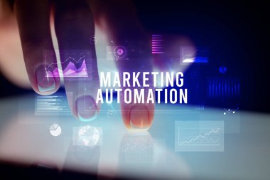 İş grafikleri ve simgeler konseptiyle tablete dokunmak