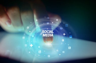 Sosyal medya simgeleri kavramlı parmak dokunuşu tableti