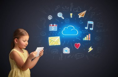 Kız holding tablet uygulamaları kavramı ile