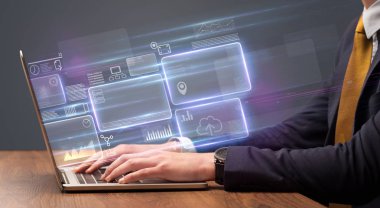 Online finans yönetimi kavramı ile laptop yazarak el