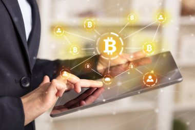 İş kadını bitcoin bağlantı ağı ve online kavramı ile tablet kullanma