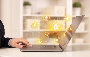 Bitcoin bağlantı ağı ve online kavramı ile dizüstü bilgisayar üzerinde çalışan iş kadın