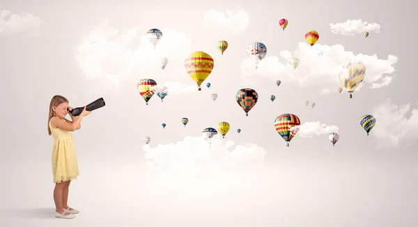 Kind blickt durch Glasscheibe auf Luftballons — Stockfoto