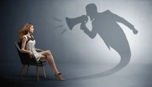 Sombra escura gritando a senhora elegante — Fotografia de Stock