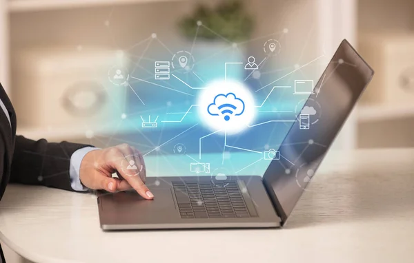 Επιχειρήσεων γυναίκα που εργάζεται για το laptop της με online αποθήκευσης και σύννεφο τεχνολογία έννοια — Φωτογραφία Αρχείου