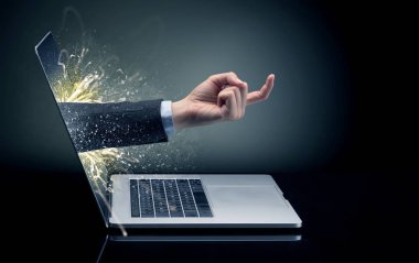 El dışında bir dizüstü bilgisayar