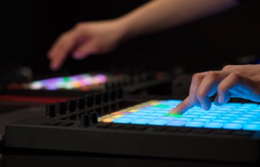 Karıştırma müzik MIDI denetleyicisi üzerindeki el