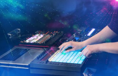 partinin kulüp renkler ile MIDI denetleyicisi müzik karıştırma