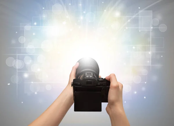 Mão tirando foto com o conceito de flash brilhante — Fotografia de Stock