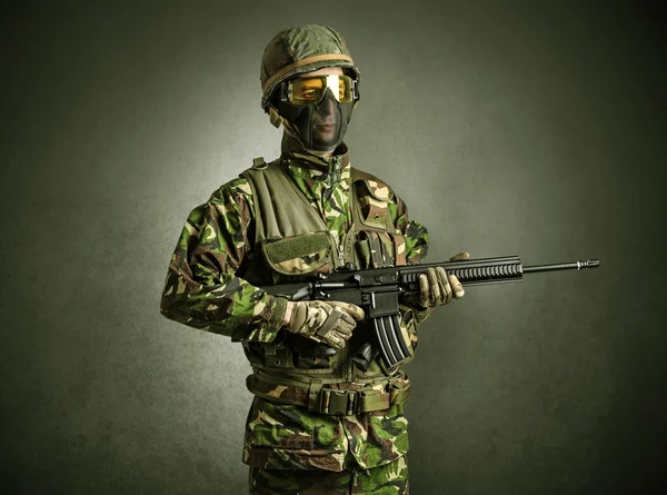 Voják agent v temný prostor s područkami — Stock fotografie