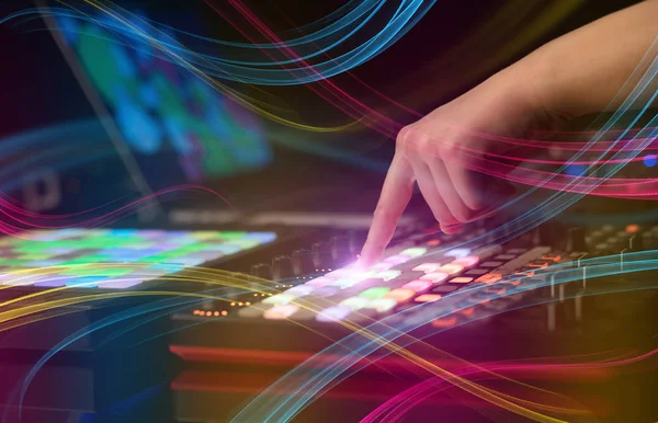 Mistura de música no controlador midi com conceito de vibração colorida — Fotografia de Stock