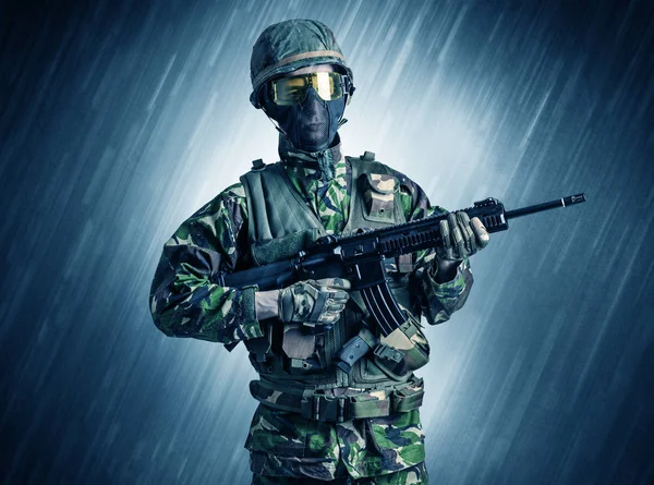 Soldado de pie en tiempo lluvioso — Foto de Stock