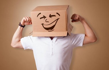 Mutlu karton kutu yüzü ile genç çocuk