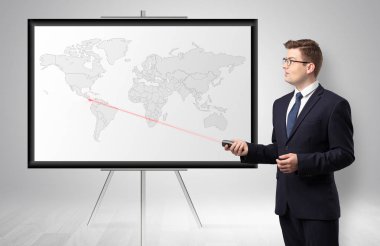 Harita üzerinde potansiyel iş alanı sunan iş adamı