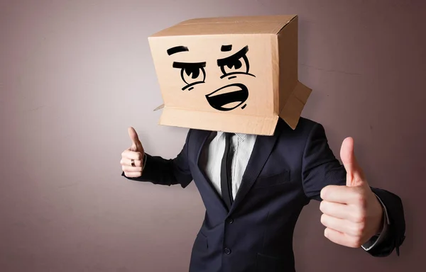 Hombre con cabeza de cartón —  Fotos de Stock