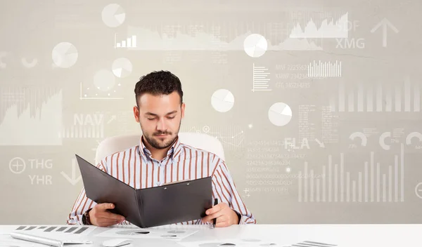 Biznes osoba siedzi przy biurku z raportu analiza koncepcji — Zdjęcie stockowe