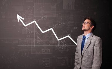 Artan grafik kavramı ile duran kişi