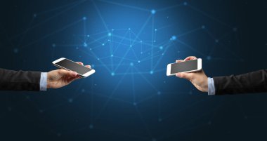 Akıllı telefonlar holding iki eller yakın çekim