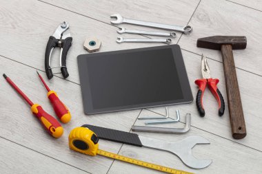 Ev aletleri ve tablet ile boş perde
