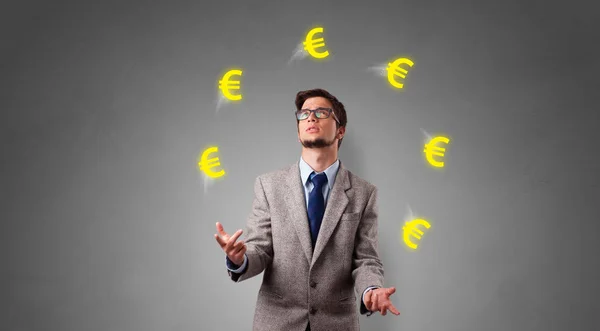 Person jongliert mit Euro-Symbol — Stockfoto