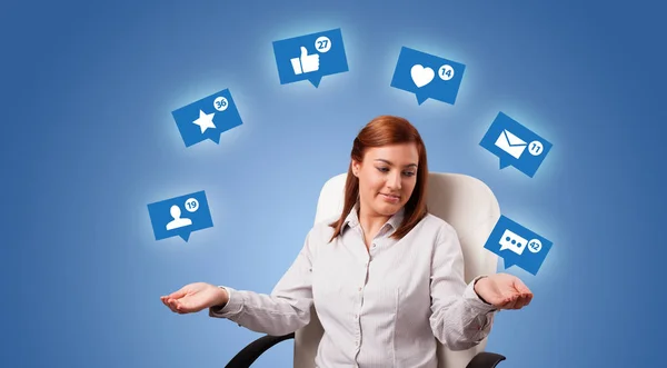 Person jongliert mit Social-Media-Symbolen — Stockfoto
