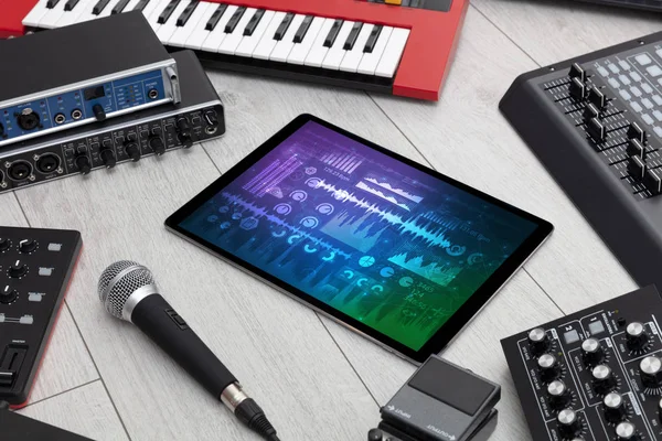 Elektronische muziekinstrumenten en tablet met rapporten concept — Stockfoto