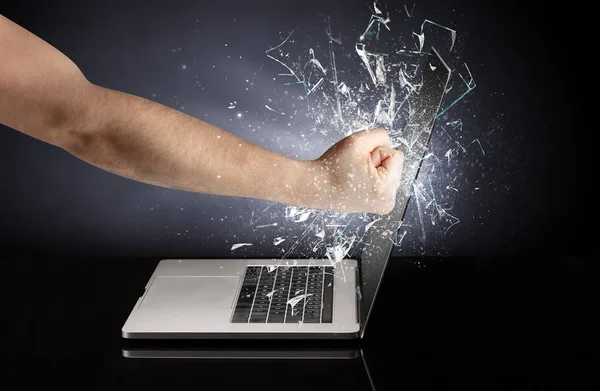 Mão batendo tela do laptop — Fotografia de Stock