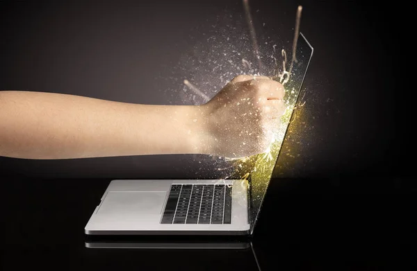 Hand boxning laptops skärm — Stockfoto