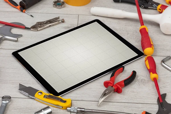 Tablet com ferramentas e conceito de tela grade — Fotografia de Stock