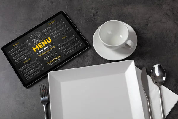 Naczynia z menu online na tablecie — Zdjęcie stockowe