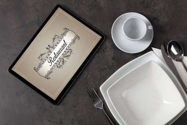 Elegant masa şık restoran logolu koydu — Stok fotoğraf