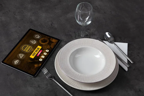 Concepto de pedido de alimentos en línea en mesa colocada —  Fotos de Stock