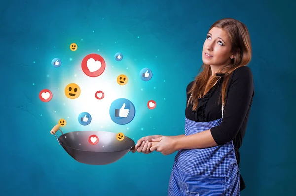 La personne cuisine concept de médias sociaux dans wok — Photo