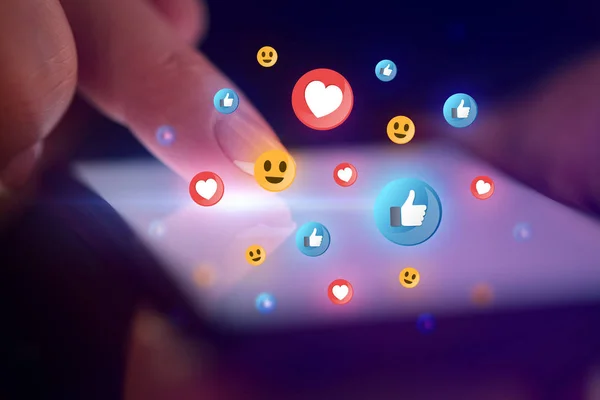 Finger röra telefon med sociala medier koncept — Stockfoto