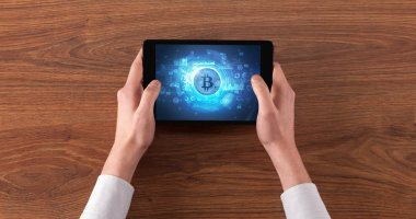 El tablet cryptocurrency konsepti ile çalışma