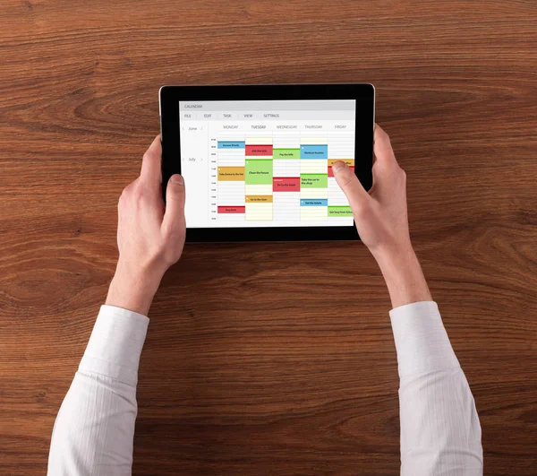 Ręka gospodarstwa tablet z harmonogramem koncepcja — Zdjęcie stockowe