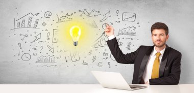 Yeni fikir konsepti ile iş adamı