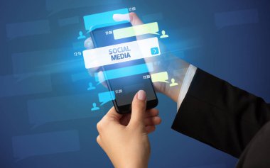 Sosyal medya kavramına sahip akıllı telefon kullanımı