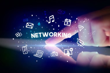 Sosyal medya simgeleri kavramlı parmak dokunuşu tableti