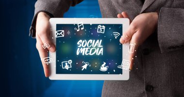 Tablet tutan kişi, sosyal ağ kavramı